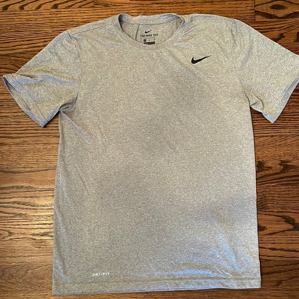 Dri-fit Nike Tee size medium. Never worn!
